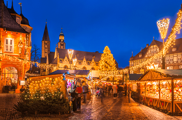 Weihnachtsmarkt am Abend mit vielen Lichtern